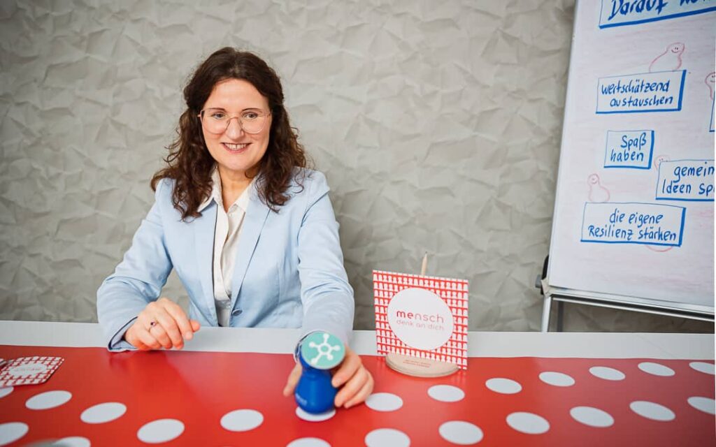 Dr. Irene Preußner-Moritz am Spieltisch von Mensch Denk an Dich.